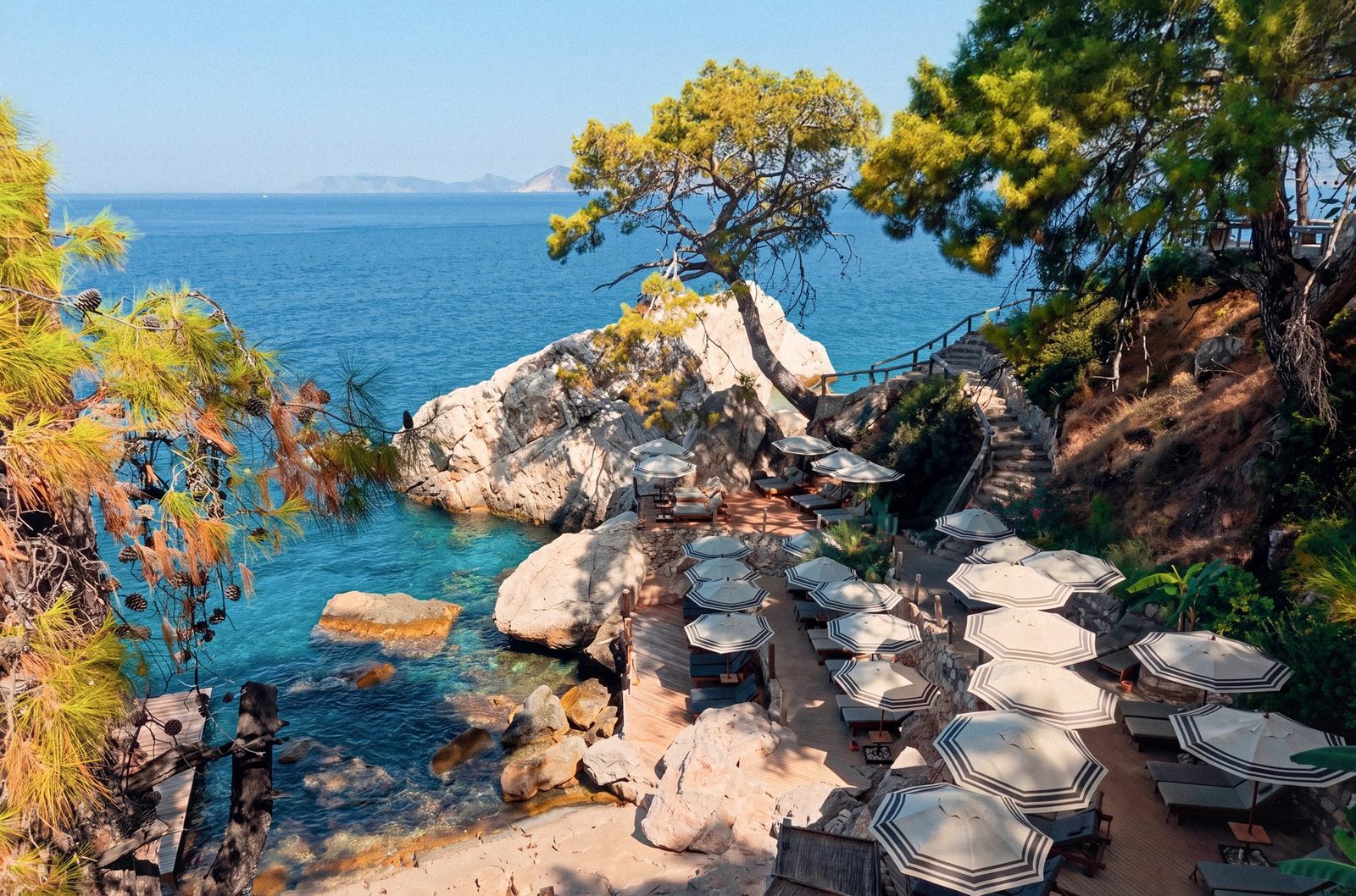 Rups from above, between the pines and the sea